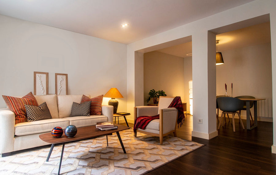 Einladendes Ferienapartment mit hellem Sofa, Leseecke, Walnuss-Couchtisch und Essplatz – stimmig eingerichtet für Airbnb-Gäste